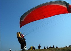 富阳：协助富阳滑翔伞运动发展